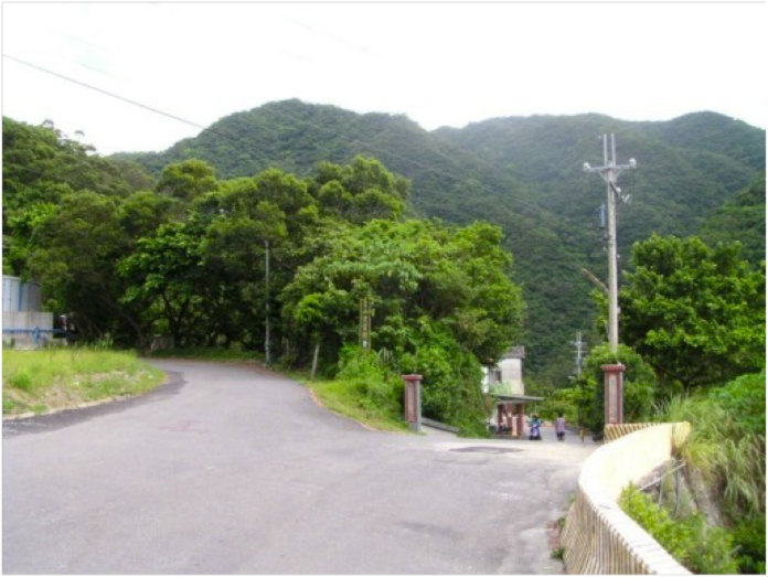 C:UsersuserPictures內大溪產道入口，右側緩下，路口並無標示，只有主線上的雲霄精舍指標。.JPG
