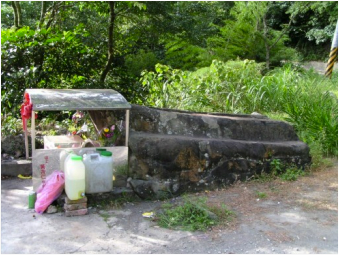 C:UsersuserPictures天然石棺，位於宜1鄉道1.5k附近，已受祭拜，名為「天棺」。.JPG