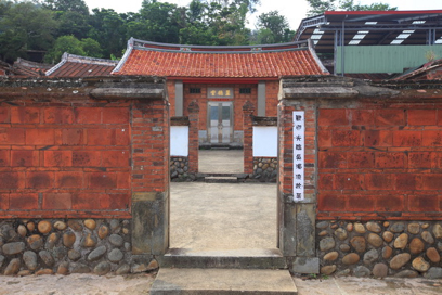 描述 : http://www.sp.gov.tw/files/980720-1231%E5%90%B3%E6%BF%81%E6%B5%81%E6%95%85%E5%B1%85.JPG