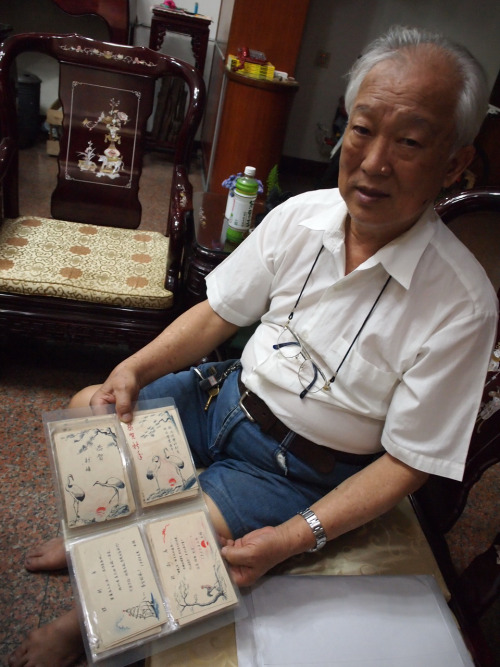 ▲黃玉麟受訪時，拿出哥哥黃玉枝當年在軍法處寄出的獄中家書。（陳銘城 攝影）