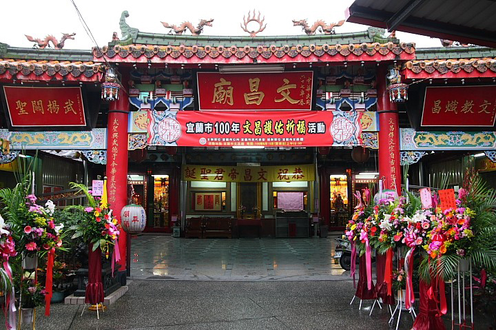 描述 : C:UsersuserPictures一進門才發現文昌廟是罕見的兩殿並置格局,廟內並無神殿,而是左右分為文殿及武殿。.jpg