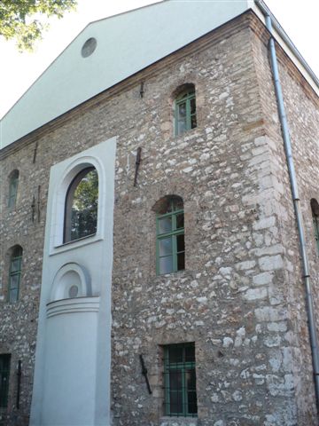 描述: https://upload.wikimedia.org/wikipedia/commons/a/a2/Sarajevo_Old_Synagogue_01.jpg