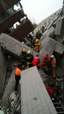 南台灣發生大地震，國軍派遣兵力前往台南大樓倒塌現場協助救援。（國防部提供）