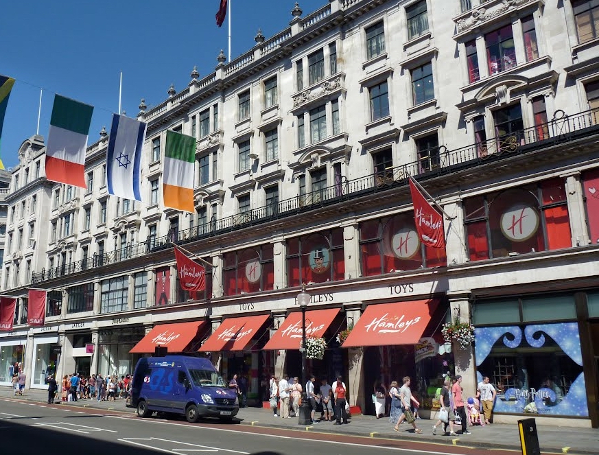 位於英國倫敦攝政街的Hamleys玩具店是當地著名的地標，不但是全球最大也是英國百年老店，如今也將落入中資手中。（網路圖片）