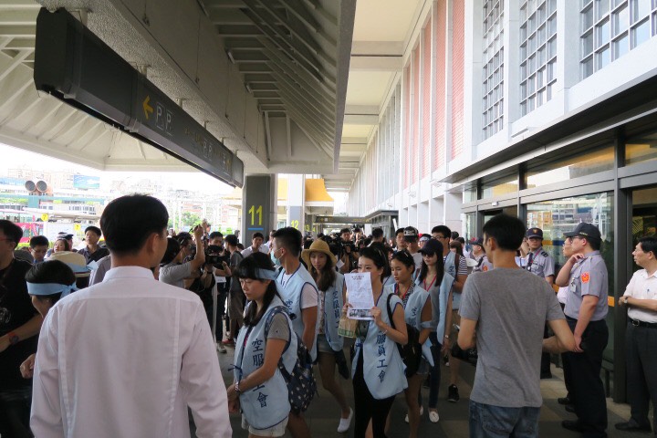 華航空服員24日在松山機場向旅客說明為何罷工並表示歉意。由於勞資爭議已達協議，飛機班次將會在周日深夜起恢復正常。圖／邱萬興攝　20160624