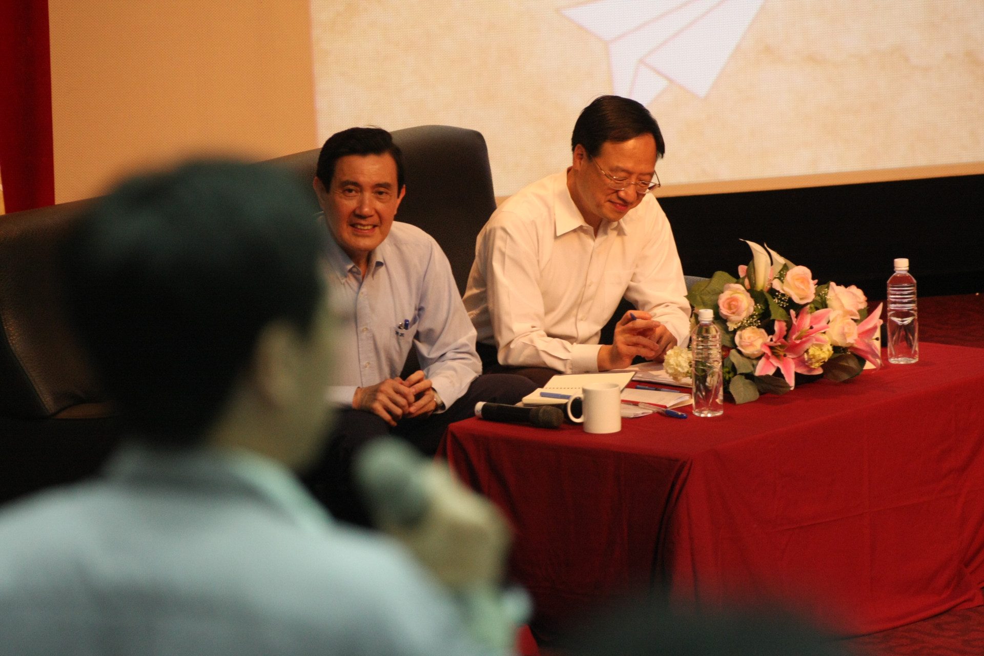馬江出席國民黨青年論壇，在自家的場子，馬江二人顯得輕鬆。(記者何豪毅攝)