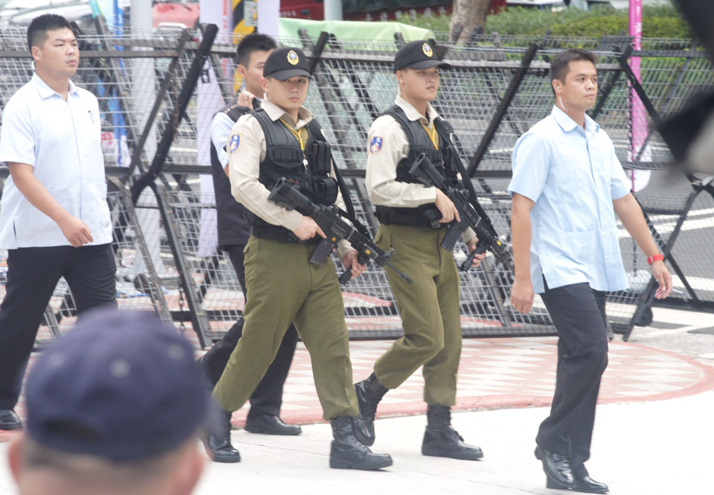 世大運閉幕式場外維安森嚴。開幕式選手進場遭到反年改團體阻撓後，閉幕現場警方對維安不敢大意。圖／張良一攝