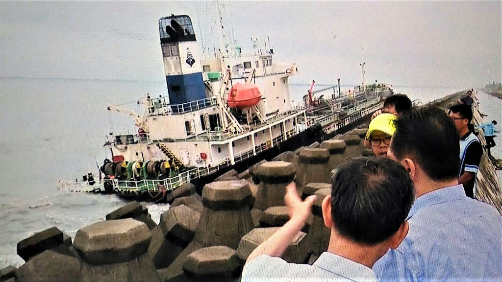 高市代理市長許立明視察高雄外海擱淺油輪。(圖/陳俊廷)