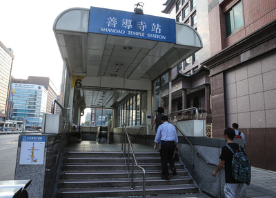 台北市華山地區民眾抗議，認為捷運善導寺站的名稱與當地文化不符。圖為捷運善導寺站出口。（中央社資料照片）