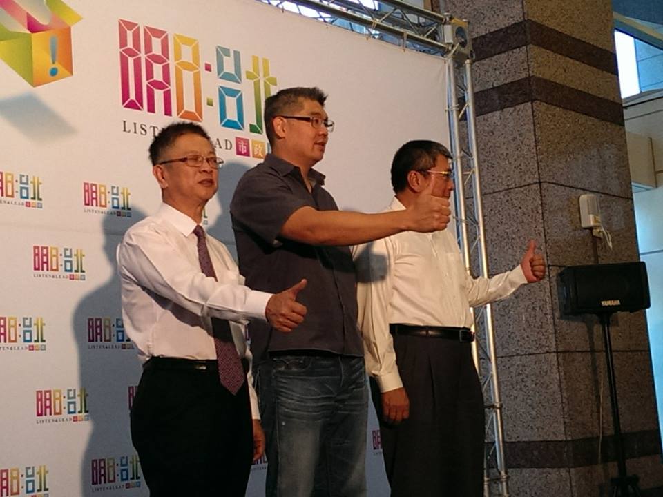 國民黨台北市長參選人連勝文今(14)日發表觀光政策,現場也找來中華民國旅行商業同業公會理事長許禓哲和可樂旅遊總經理姚大光幫忙背書。(唐詩攝)
