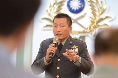 藝人李蒨蓉登坐陸軍阿帕契直升機引爭議，案外案不斷爆出，陸軍航空特戰指揮部指揮官陳健財中將又被指控有私人招待所，國防部今天下午將召開記者會說明。圖為陳健財3日在陸軍記者會中針對勞乃成案說明。(中央社)  20150410