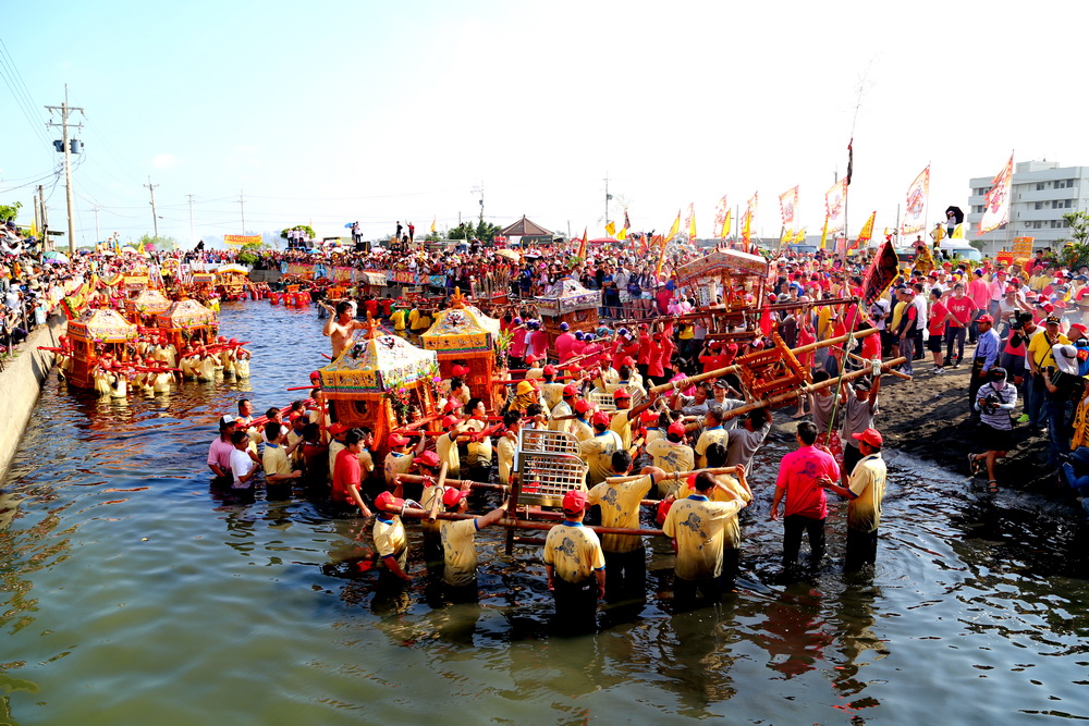 嘉義縣布袋鎮新塭嘉應廟年度「衝水路、迎客王」活動，傳承至今177年（照片/嘉義縣府提供）