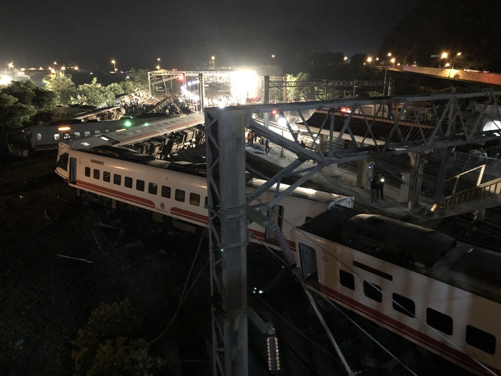 台鐵普悠瑪列車今（21）日下午行經宜蘭新馬車站時出軌翻覆，造成18人罹難、175人受傷。圖／台鐵提供