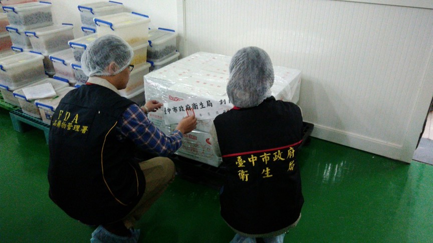 台中市食品藥物安全處，日前與台中地檢署、保七總隊、食藥署等單位，共同查獲神岡區宜農生物科技食品公司，使用逾期配料調配糖果，當場封存逾期配料及其成品，已供應下游業者部分，食安處並已通知外縣市所轄衛生機關進行下架回收。（圖／台中市衛生局）