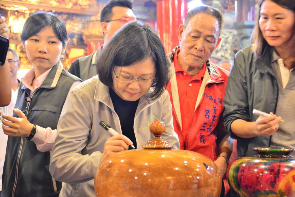 蔡英文由協天宮理事長呂三郎陪同參拜後在花瓶身簽名。（記者王志偉攝）20151030