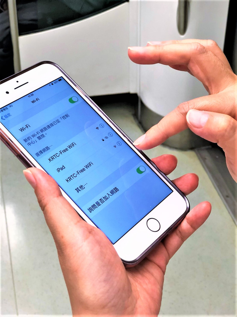 高捷系統全區WIFI免費服務，使用者無須註冊輸入帳號、密碼，只要搜尋及選擇連線至「.KRTC-Free WIFI」或「KRTC-Free WIFI」無線網路。(圖/高雄捷運公司)