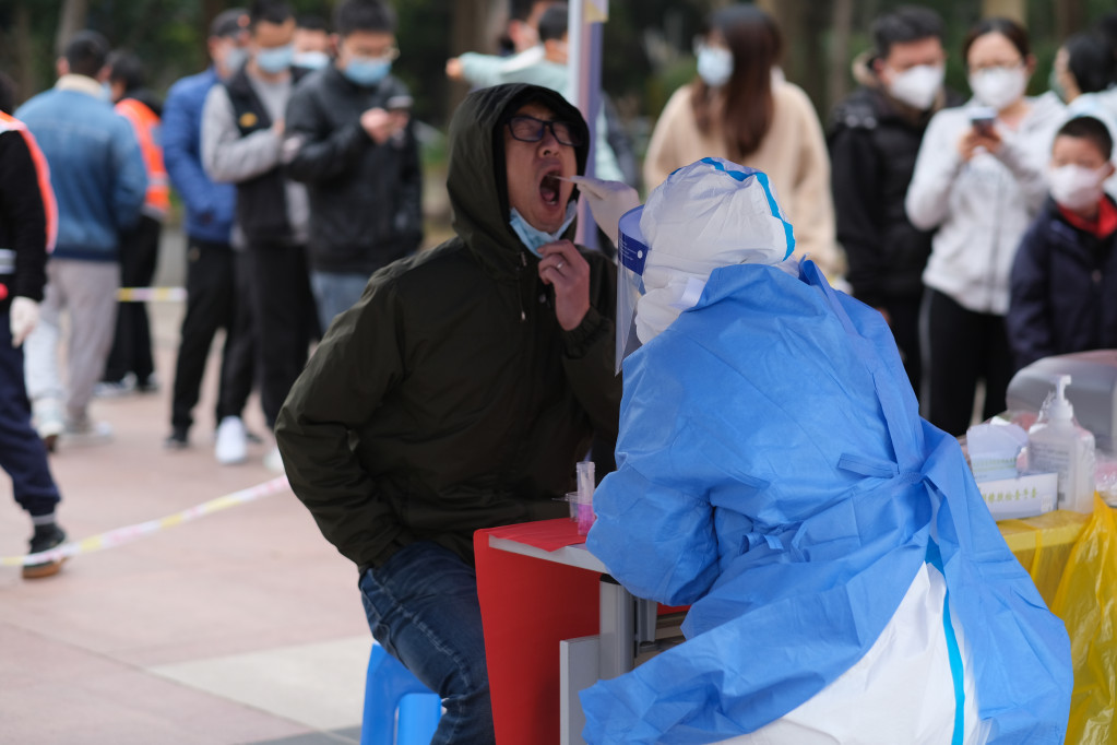 上海每天單日上看兩萬例確診，根據黨媒說，「一半確診者來自交叉感染，排隊去做核酸檢測是元兇，前胸貼後背，沒了距離，有人為了拿綠色通行證出門，一天要桶六次鼻子。」圖/取自shutterstock
