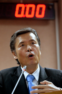 國安會秘書長金溥聰（圖）23日到立法院備詢，被立委問到接任閣揆?金溥聰引用柯文哲的話「不要隨便相信聽說」。（中央社資料相片）