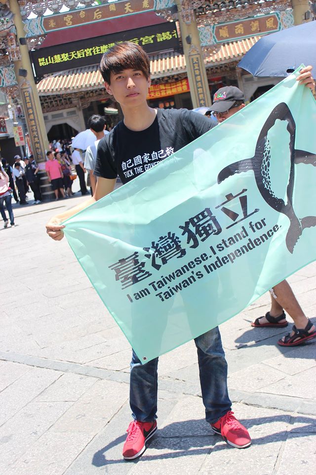 北市議員秦慧珠飆罵市警察局長邱豐光影片在網路上瘋傳，讓秦大感不滿，揚言提告，民進黨議員顏聖冠實習李姓助理「台獨機關槍」承認影片是他拍的，他會負起全責，對秦的提告絕不逃避。（圖取自台獨機關槍臉書20150603）