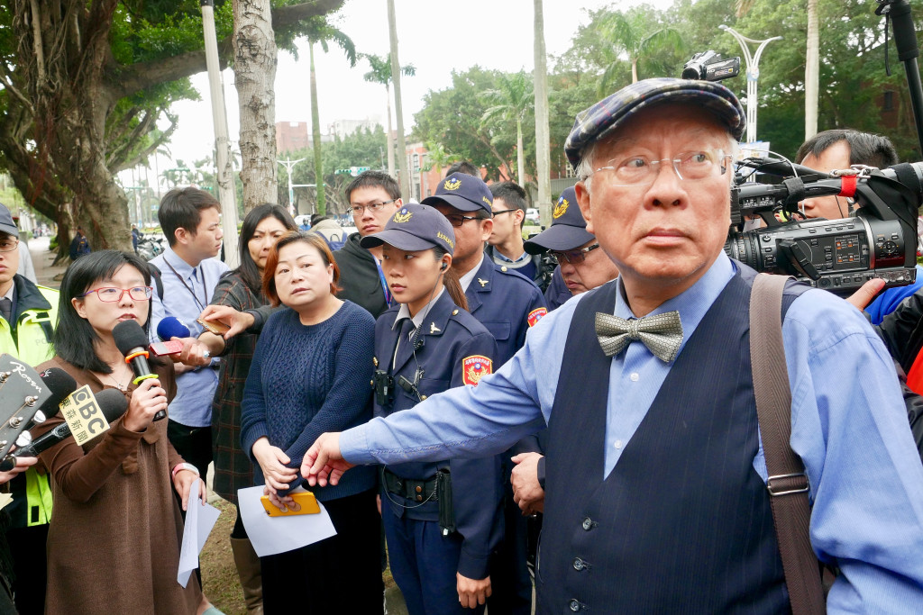 陳永興醫師及高醫校友會到教育部抗議。圖／張家銘攝