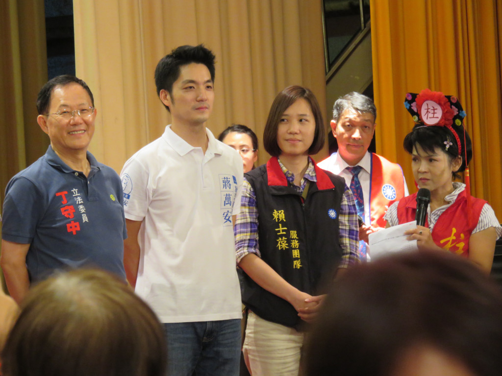 國民黨總統參選人洪秀柱今(3)日下午舉辦「台北姐妹同心後援會」造勢活動,為洪秀柱及8位立委提名人加油,為後援會授旗造勢,其中,國會大黨鞭、立委賴士葆先是請妻子到場,上台時再派出女助理(右三)代打。(記者唐詩攝影)