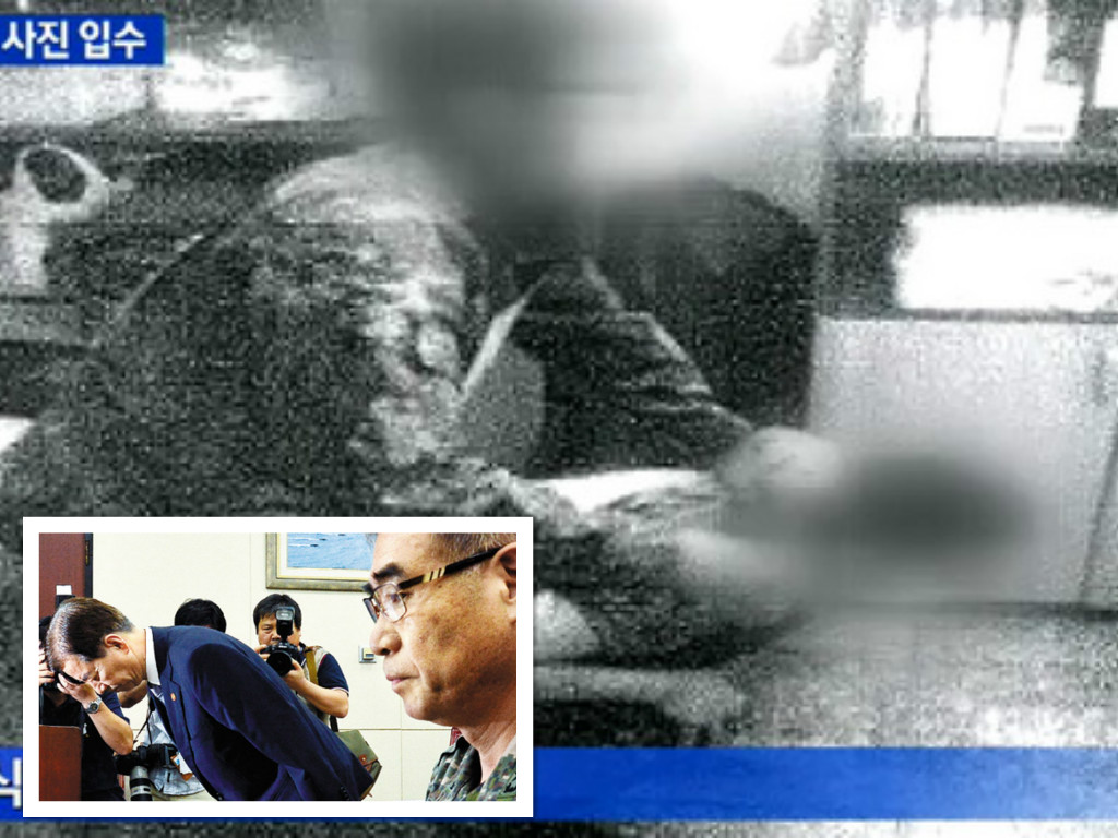 韓國爆發｢洪仲丘事件｣！義務役士兵被殘忍虐打一個月後不治死亡。引起韓國社會震盪，陸軍參謀長下台，國防部長道歉，總統撂重話，要求懲一儆百。（圖片取材自網路）