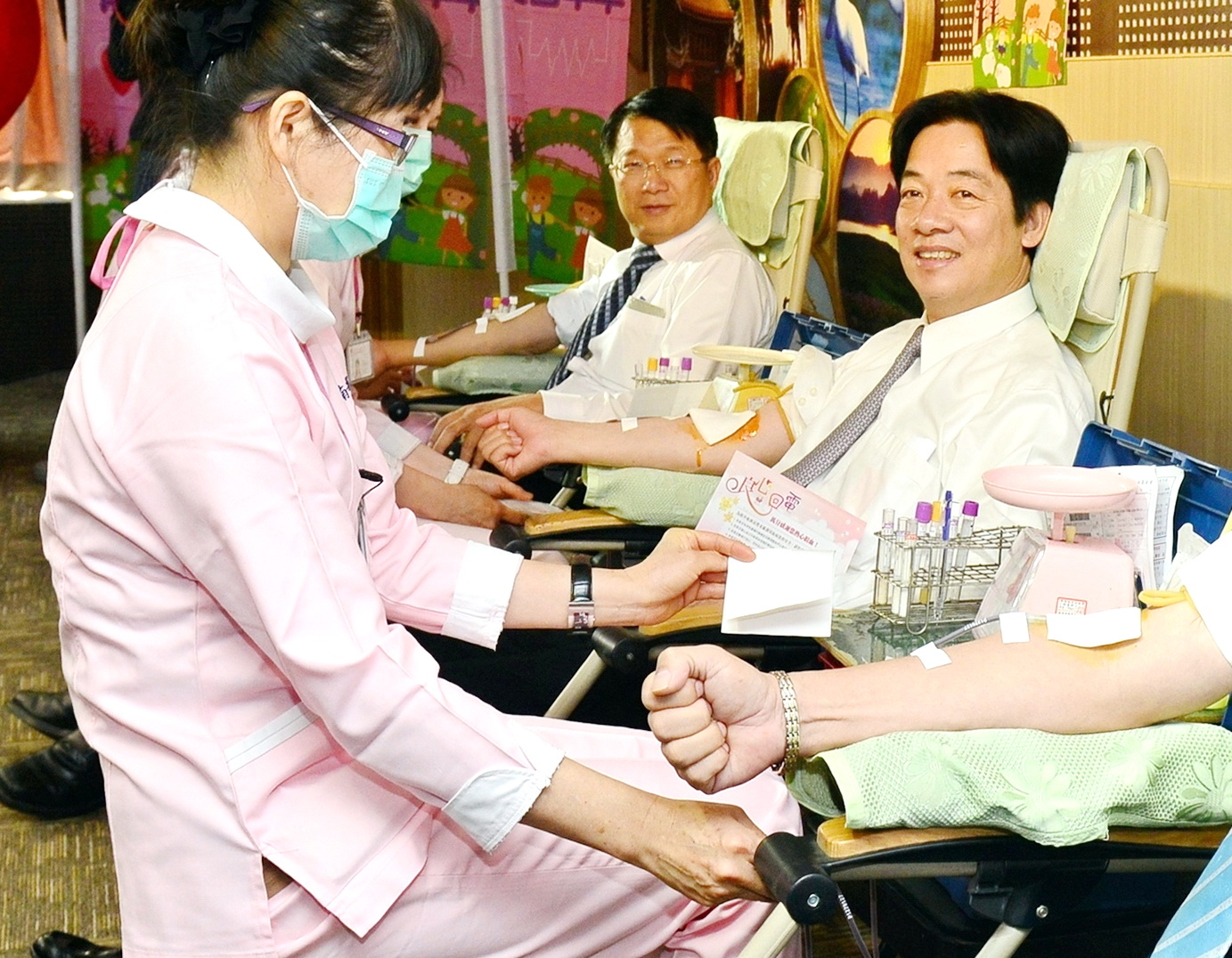 賴清德、顏純左 挽袖響應104捐血月（照片南市府提供）  