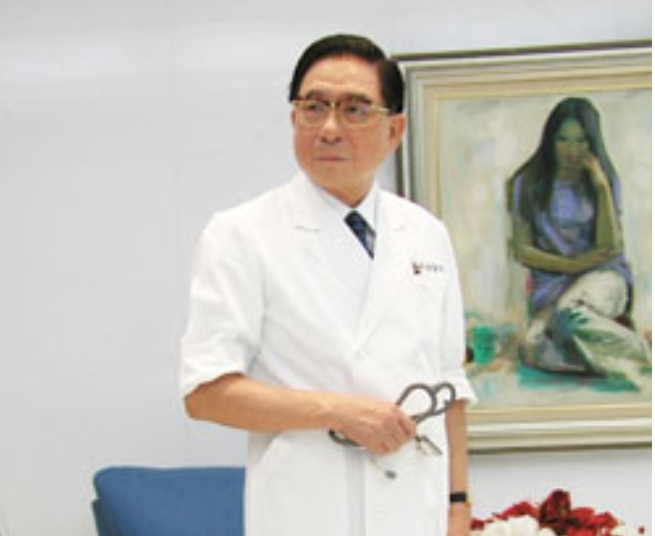 郭國銓醫師與他的畫作。圖／擷自郭綜合醫院網站