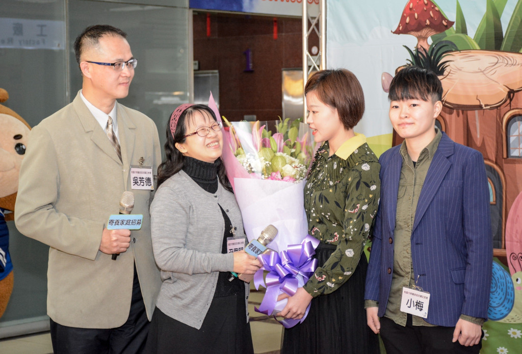 小芬與小梅（均為化名）是吳芳德與尹思賢夫婦的第一次寄養孩子，雖然都已自立生活，但仍常回家探望，讓家裡十分熱鬧。圖／唐植梅