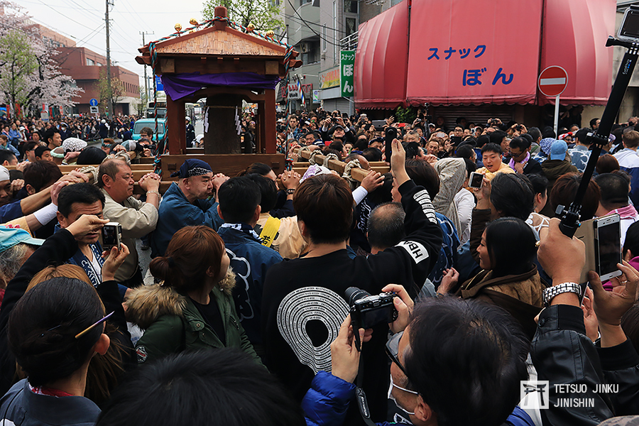 鐵男根祭祭典當中的重頭戲神輿巡行，更是吸引大批外國觀光客一同參與，巡行的神輿共有三座，最古老的一座稱為金魔羅大神輿，神轎當中有一尊木製的男根。