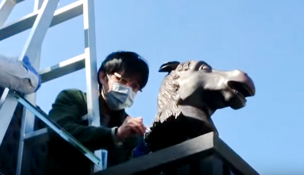 故宮，故宮南院處理人員在31日上午清潔處理遭噴漆的獸首。圖/民報資料照片