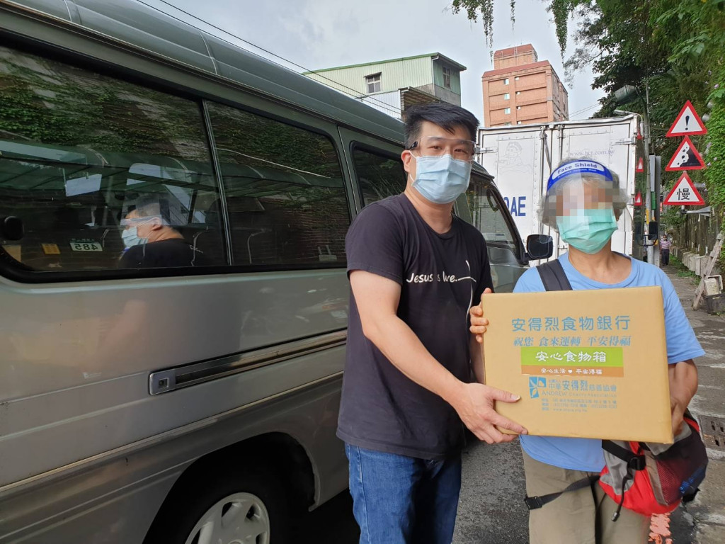 在三級疫情中安得烈食物銀行仍盡力透過食物箱的發送，提供受助家庭最實質的幫助。圖／安得烈慈善協會提供