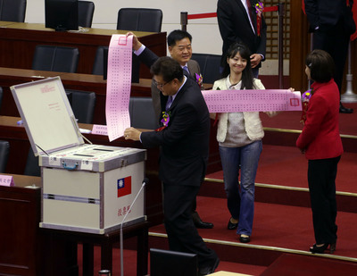 院檢對議會選舉議長亮票見解不一，國民黨表態支持最高檢提非常上訴。圖為上月25日台北市議會舉行議長選舉，議員投票時「技術性亮票」。（資料照片，中央社）20150115