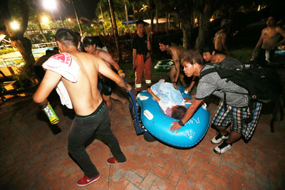 新北市八仙水上樂園27日晚間舉辦「彩虹趴」，疑因粉塵爆炸，造成4百餘人受傷，創下新北市救災史受傷人數最多的意外。（中央社）　2015年6月27日