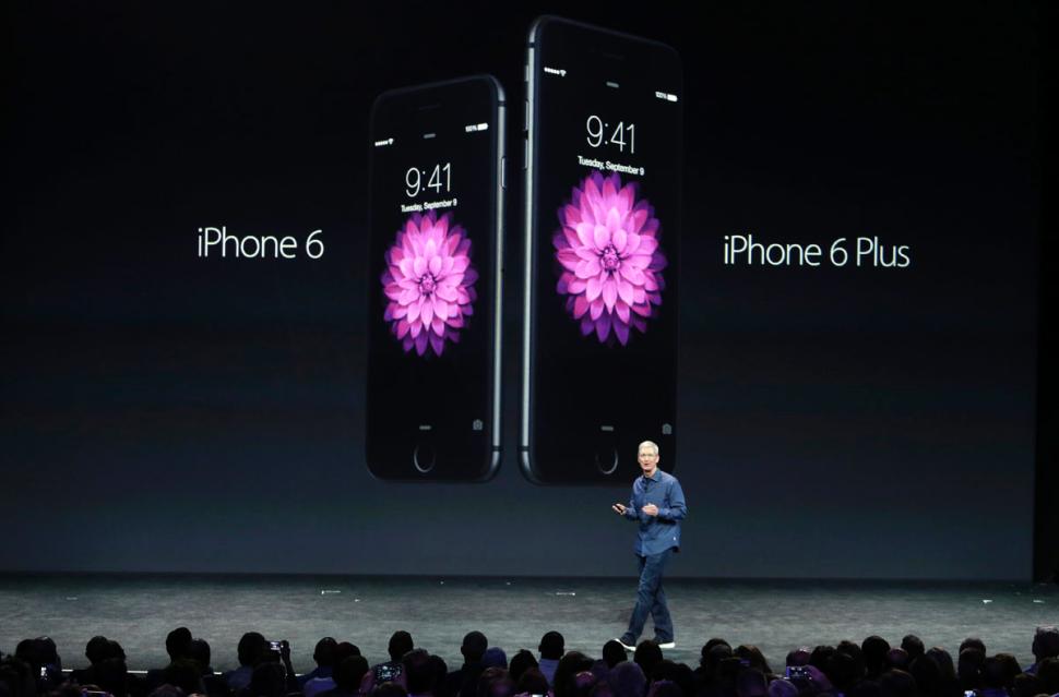 蘋果新一代iPhone 凌晨正式問世，一次推出4.7吋iPhone 6以及5.5吋iPhone 6 Plus，未來銷售成績將攸關台灣下半年經濟成長。（圖為iPhone 6發表會，擷取至蘋果發表會影片）