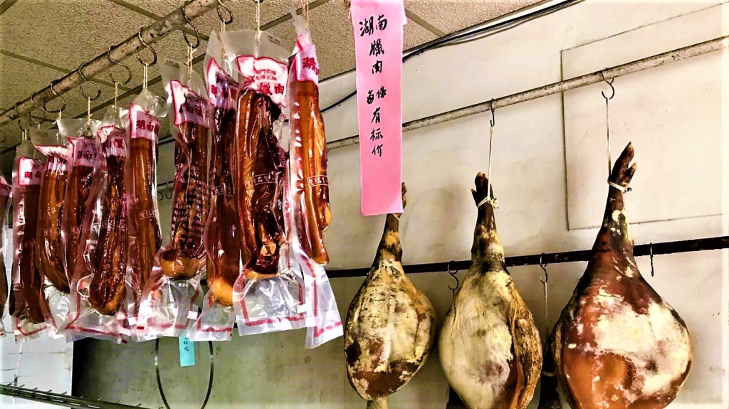 高市農業局呼籲民眾勿心存僥倖夾帶或食用中國製加工肉製品，防範非法中國肉製品將「非洲豬瘟」傳入台灣，造成養豬產業重大損失。(圖/高市農業局)