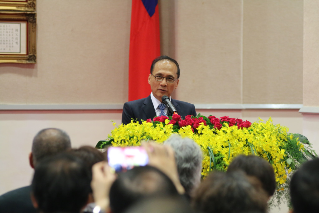 行政院長林全今天為模範公務員頒獎，致詞時他提及在台北市財政局長任內，與一名勇於任事的科長一起努力完成，講到對方已過世，一度哽咽。圖／何豪毅攝