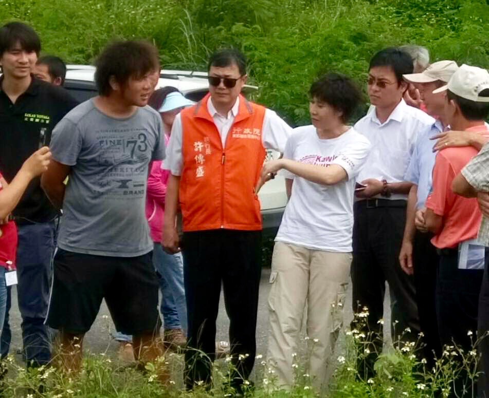 東辦執行長許傳盛（中）今天到玉里農田會勘，農民謝銘鍵（小劍劍、左二）也在場盼解決農民困境。（圖／東辦提供）