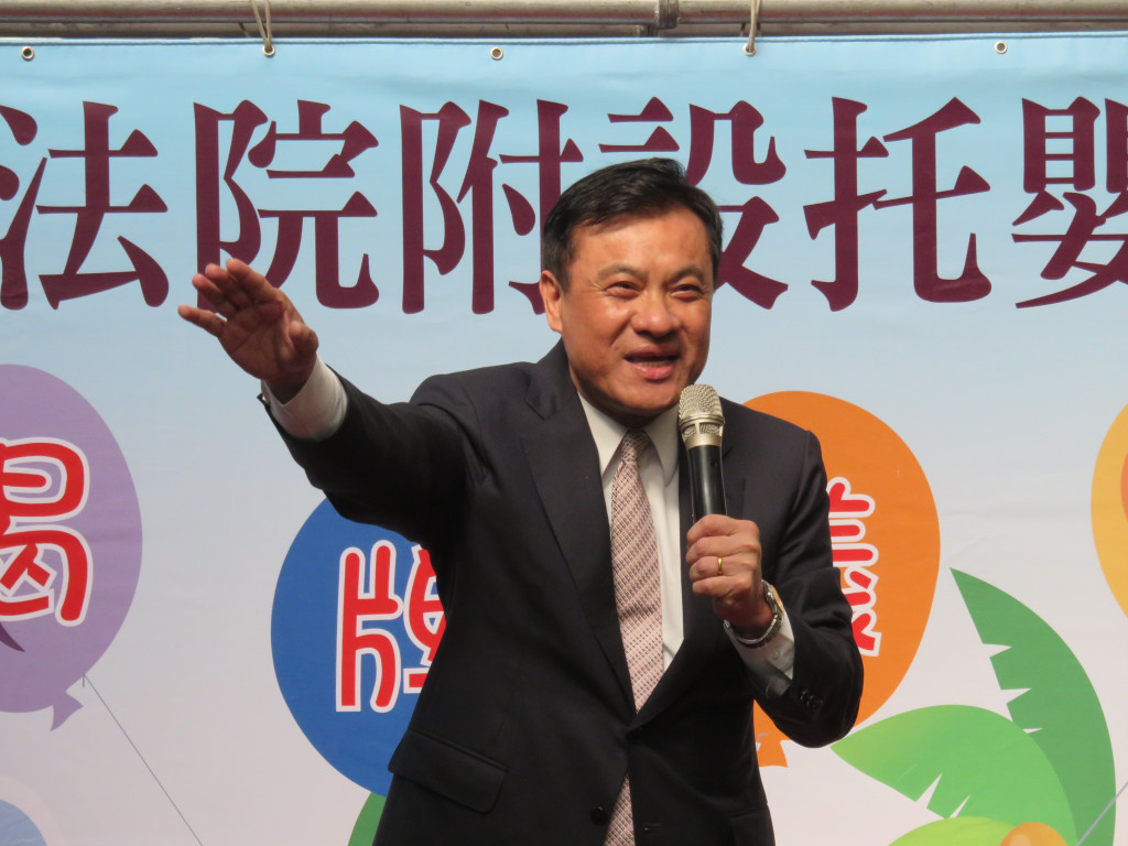立法院附設托嬰中心今（16）日上午舉行揭牌儀式，立法院長蘇嘉全對成立托嬰中心表示滿意，並向媒體幽默喊話，回去跟老公、太太商量，快生個小孩送到立院來，「在這裏又可以學習問政」。圖／唐詩