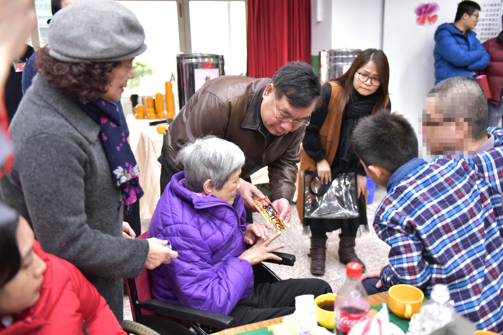  花蓮地檢署檢察長黃和村與收容人家屬寒暄。圖／王志偉翻攝