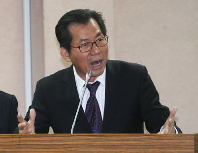 行政院環境保護署長李應元表示，垃圾費隨袋徵收在台北市跟新北市都達到很不錯的垃圾減量效果，環保署願意協助個地方政府推動，從源頭解決垃圾問題。圖／中央社