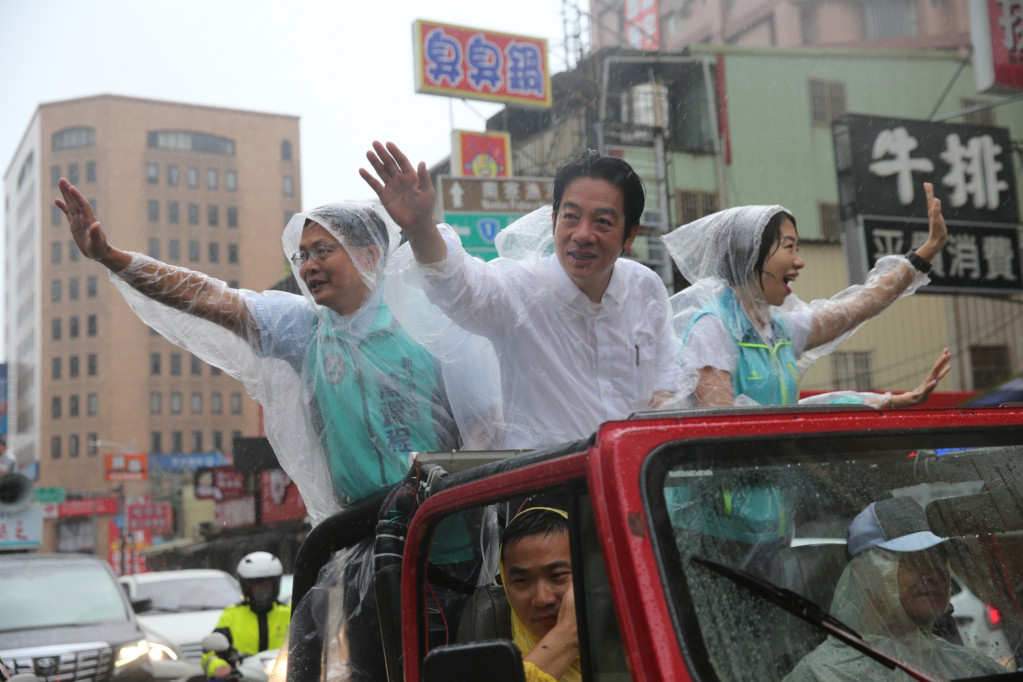 台灣民意基金會董事長游盈隆今（12）日表示，昨天台北市滂沱大雨，站在吉普車上的賴清德想必更強烈感受到雨打在臉上的痛「這一仗為什麼打得如此艱辛？」圖／賴清德團隊提供（資料照）