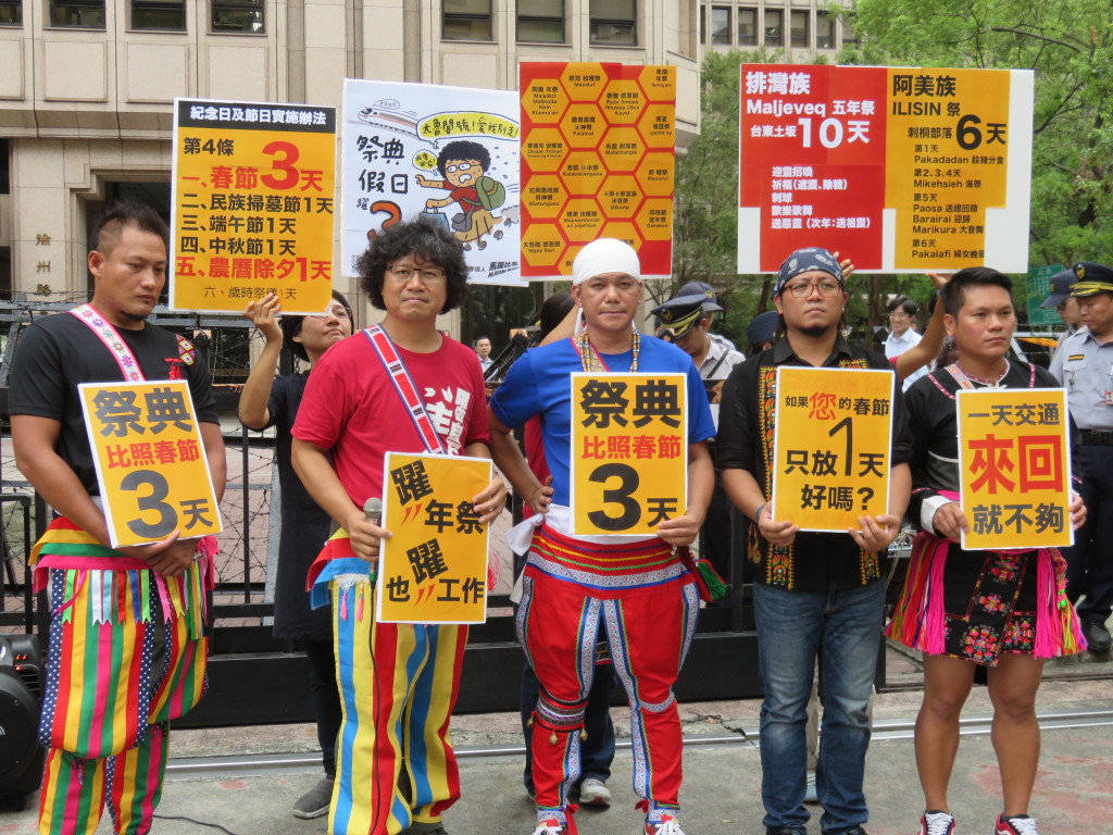 平地原住民立委參選人馬躍比吼(左2)今日表示，依現行法令「原住民歲時祭儀」可申請1天假，但參加祭典根本不夠，又常遭刁難，甚至因此丟飯碗，要求內政部比照農曆春節放假3天。圖右1為舒米恩(記者林冠妙攝20150826)