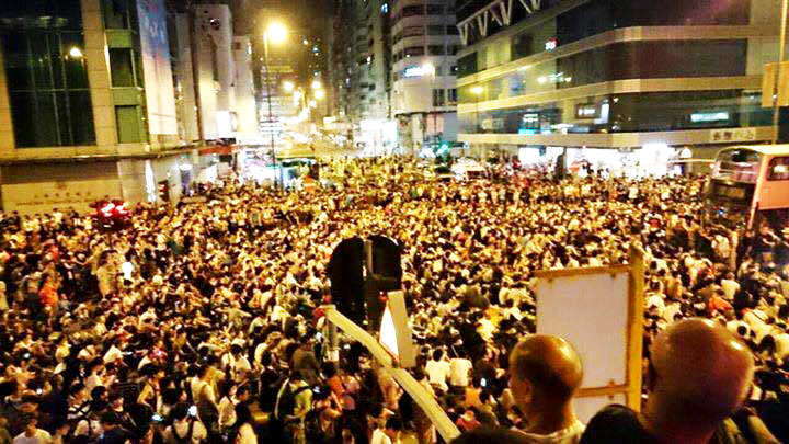 夜幕低垂之後，金鐘政府總部外、旺角、銅鑼灣三區集結群眾舉起手機，全場燈光燦爛，大家高唱《海闊天空》，幾乎成為「香港國歌」。（圖片來源：Altia）
