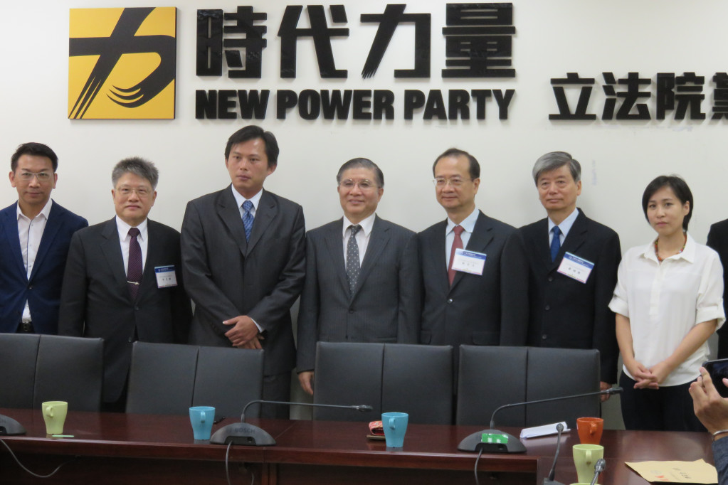 總統府秘書長林碧炤（左四）12日上午陪同司法院正、副院長提名人許宗力（右三）、蔡烱燉（右二）及大法官提名拜會時代力量黨團。圖／林冠妙