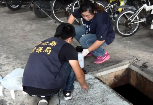 彰化縣地下電鍍廠林立，偷排未處理之電鍍廢水造成農地污染的情形屢見不鮮，檢警及環保局抓不勝抓。不是愛牽拖，台化是始作俑者，小廠有樣學樣，但大廠可以向中央施壓耍賴，小廠業者立刻覊押禁見。圖／彰化縣政府提供