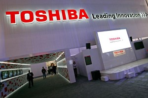 東芝在會計醜聞之後決定把白色家電品牌出售給中國美的集團，《日經新聞》專訪美的集團高層。坦言品牌是最重要收購的因素，報導中也審視了過去賣給中企的日本品牌，卻發現並沒有提升中國品牌形象，甚至有的還淪為貼牌的低階形象，藉以提醒收購TOSHIBA的中國美的集團與收購SHARP的台灣鴻海。（圖片來源： Ethan Miller/Getty Images）