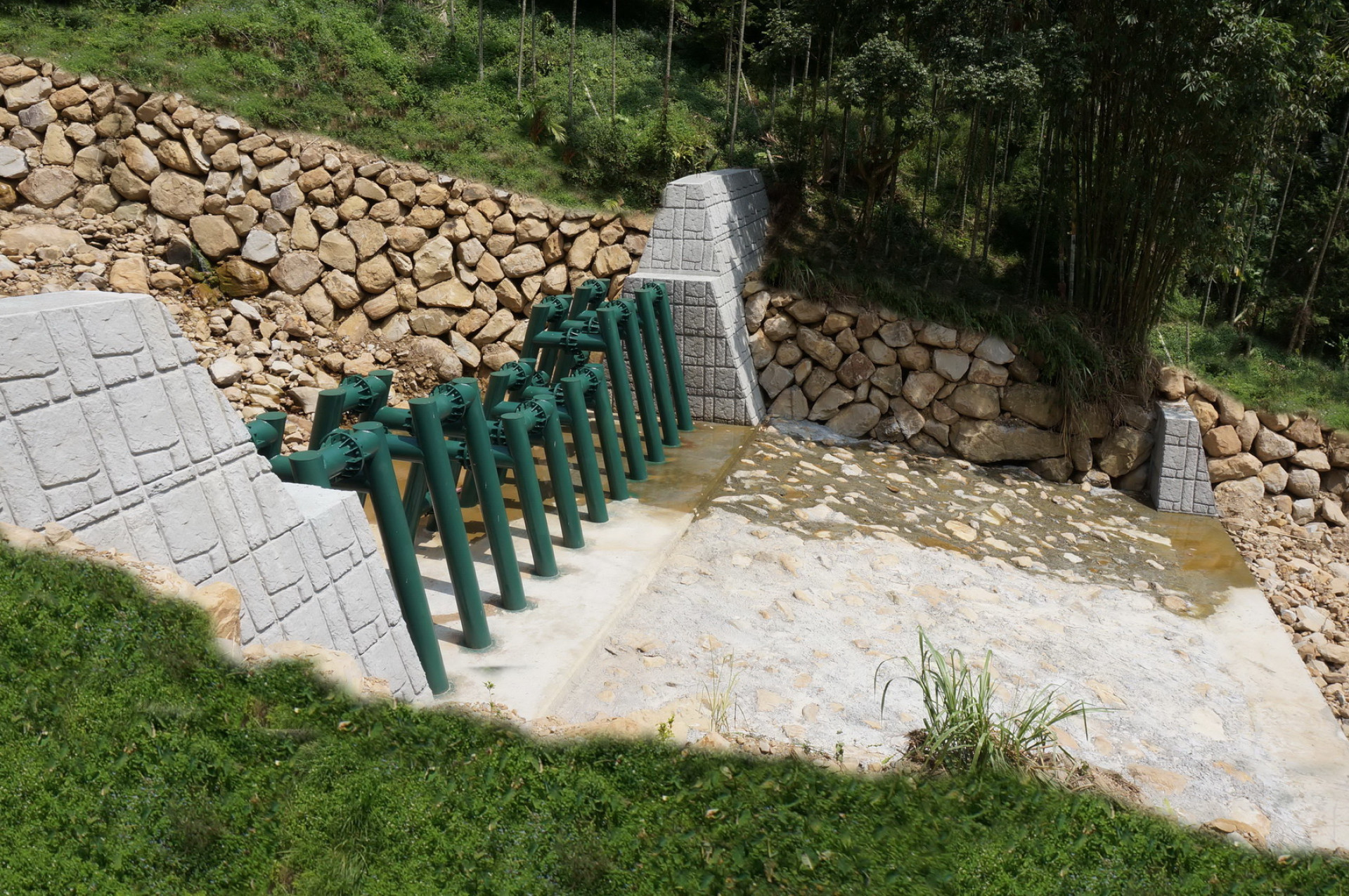 林務局南投林區管理處發揮巧思，利用滾落在河床地的土石整治野溪、堆砌護岸，完成第一、二期整治工程，優良的工程品質在競爭激烈的優良農建工程獎之中獲得初選的肯定。（記者石振賢攝）