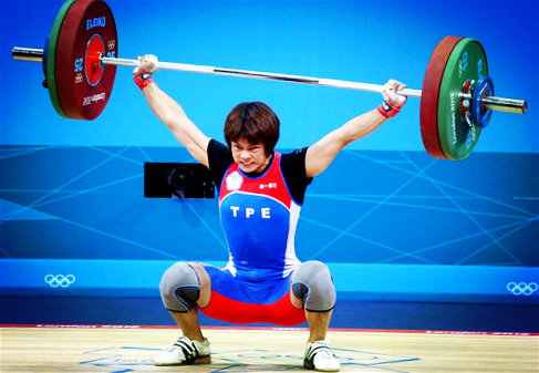 我們一起集氣，今天凌晨能看到歷史！一旦許淑淨拿下金牌，連同剛遞補到的金牌，她將寫下台灣歷史上首位連續兩屆拿下奧運金牌的輝煌紀錄。圖／中央社