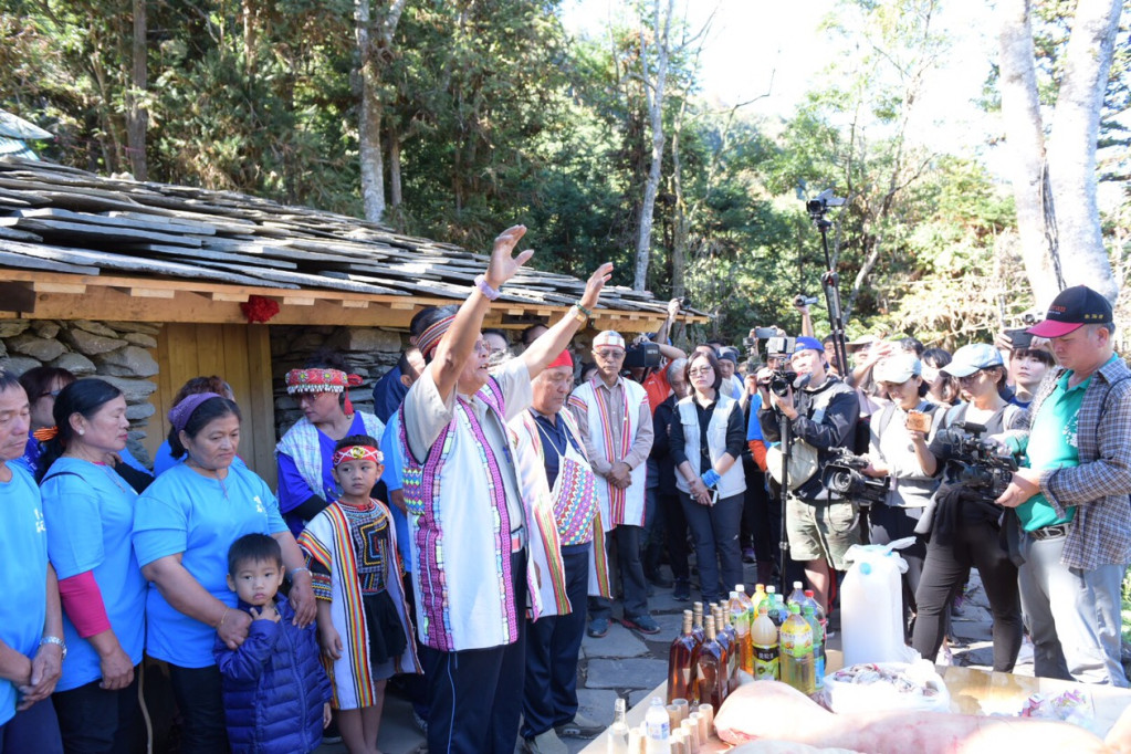 石板屋重現，布農族以傳統禮儀祭告祖先。圖／縣府提供